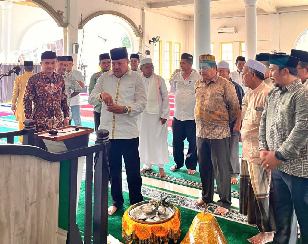 Bupati TRK peusijuk Mimbar Masjid Baitul Mukhlisin Kuta Baro kecamatan seunagan ,nagan raya .